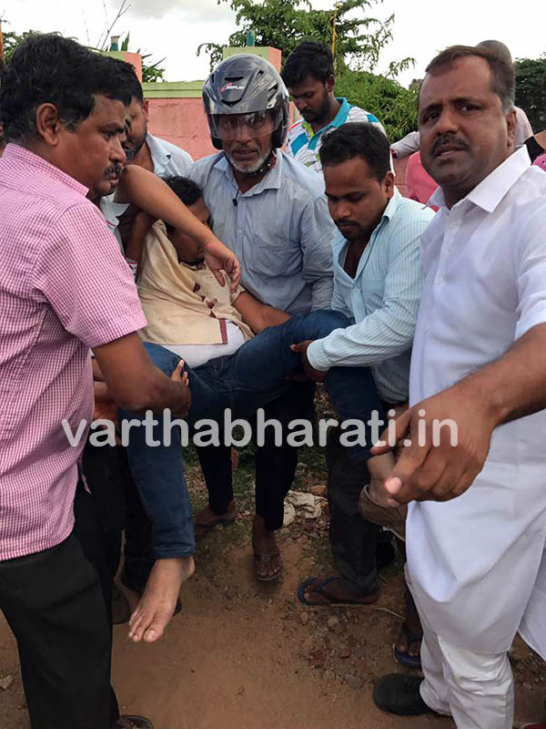 ಮೈಸೂರು: ಅಪಘಾತ ಗಾಯಾಳುವಿಗೆ ಆಸರೆಯಾದ ಸಚಿವ ಯು.ಟಿ.ಖಾದರ್, ಸಂಗಡಿಗರು